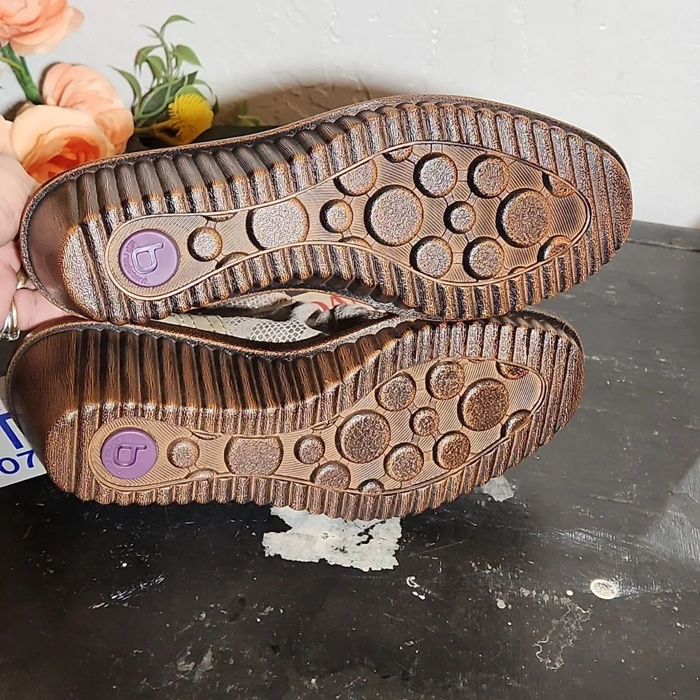 BIONICA Womens Destiney Stone Gold Reptile Embossed Wedge 8.5M Nwot